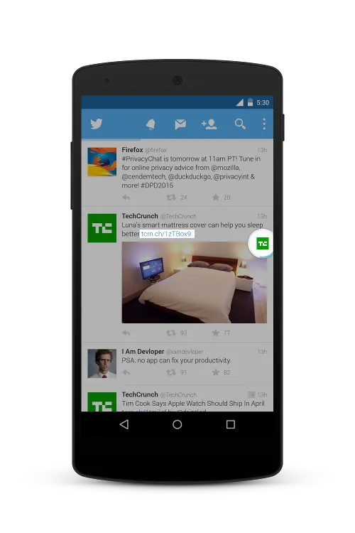 Flynx loading a TechCrunch article in a floating bubble while Twitter stays in the foreground